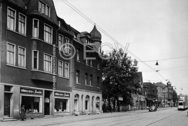 Die Evinger Straße um 1956; Möbelhaus Budde, dahinter die Bergapotheke, unten rechts Haus Frohnung