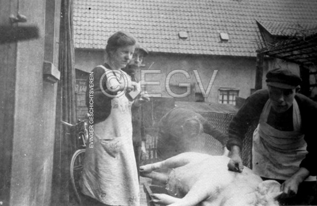 Hausschlachtung bei Kintzel, Forsthausstraße 43. Ca, 1940