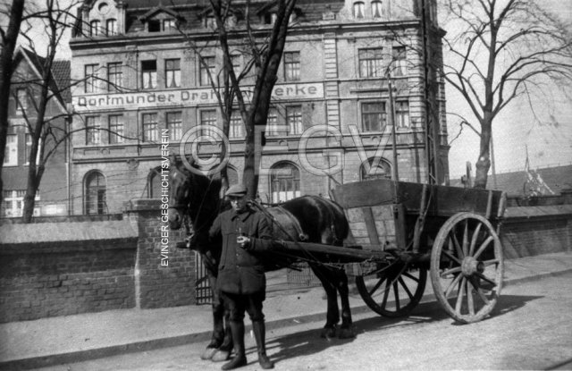 Pferdewagen (Fuhrmann Herr Neugebauer) vor der Drahtseilwerke. Um 1920