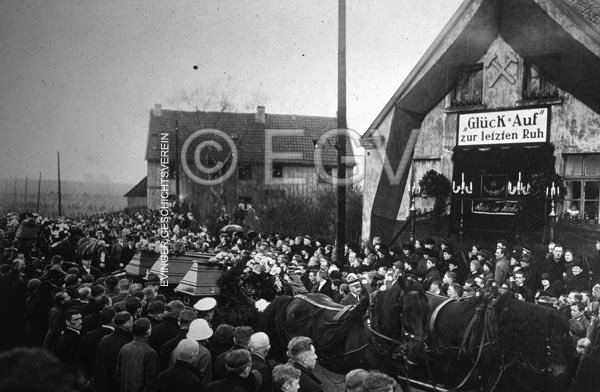 Grubenunglück am 11. Februar 1925: Trauerzug auf der Osterfeldstraße