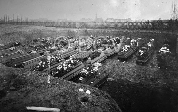 Grubenunglück am 11. Februar 1925: die Särge im Sammelgruft auf dem Nordfriedhof
