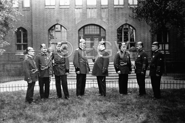 Jubilare der freiwillige Feuerwehr vor dem Wohlfahrtsgebäude, um 1926