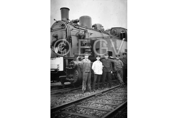 Zecheneisenbahner vor ihrer Lokomotive auf Minister Stein, um 1930