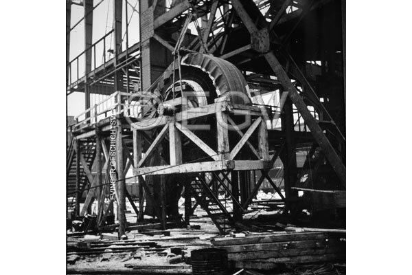 Der Rotor der elektrischen Fördermaschine Schacht 2 wird gezogen, 26.01.1940