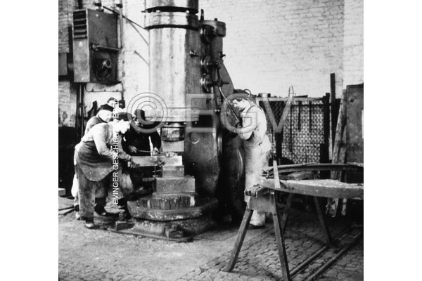 Arbeiten mit den 250t-Lufthammer in der Schmiede Minister Stein, um 1952/55Schmiede