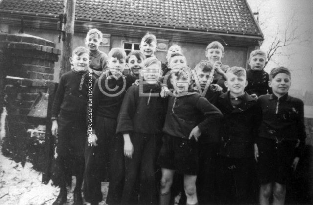 Schulklasse von Lehrer Jahnke auf dem Schulhof der Elisabeth-Schule, 1938
