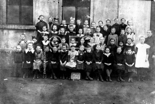 Schulklasse der Elisabeth-Schule mit Lehrerin Frau Denneburg, 1919