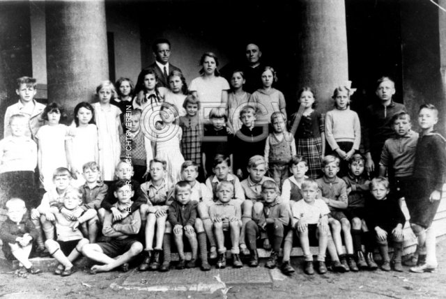 Schulklasse der Richard-Wagner-Schule in Holthausen mit Lehrer Kreuzkamp, um 1925