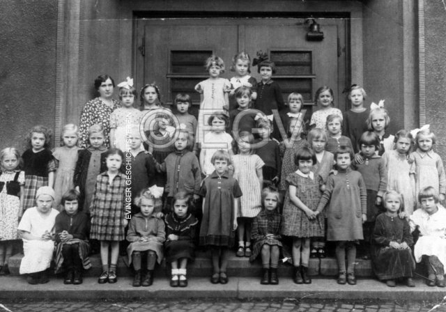 Schulklasse in der Elisabeth-Schule mit Lehrerin Frau Schlingmann, 1935