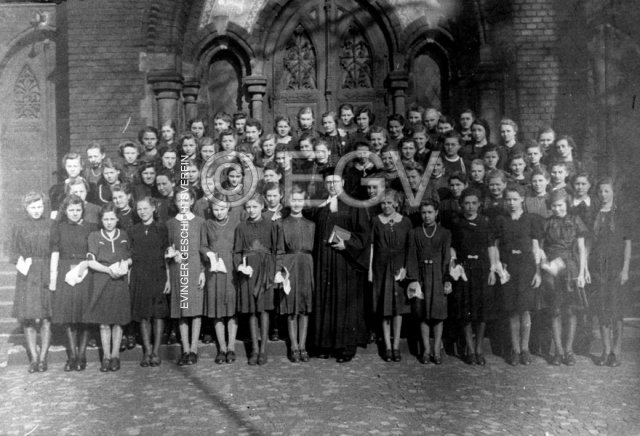 Konfirmation in der Luther-Kirche zu Eving am 15.03.1942, mit Pastor Sonnenschein