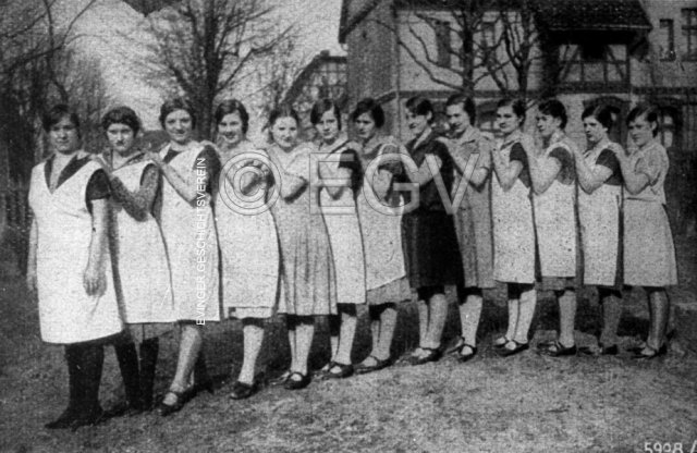 Schülerinnen der Hauswirtschaftsschule im Wohlfahrtsgebäude, 1937