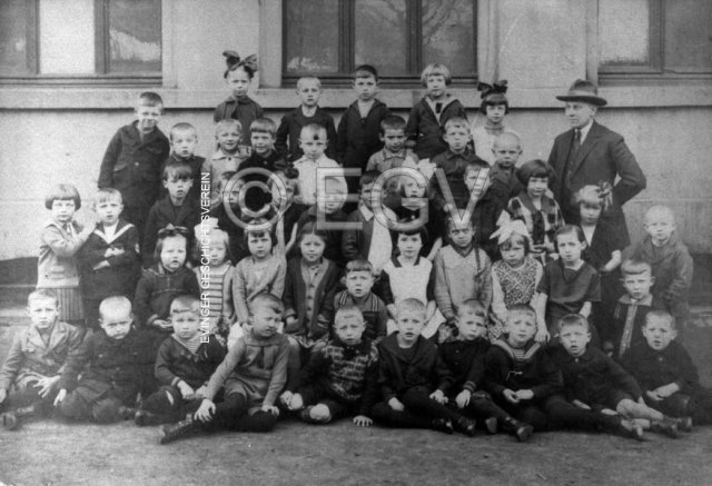 SChulklasse der Moltke-Schule mit Lehrer Lange, 1928