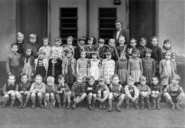 1. Klasse der Min.Stein-Schule mit Fraulein Selter, 1957