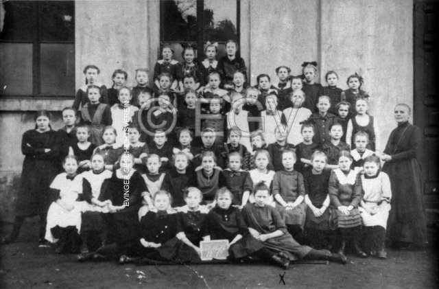 Klasse der Elisabeth-Schule mit Fraulein Schroer, 1919