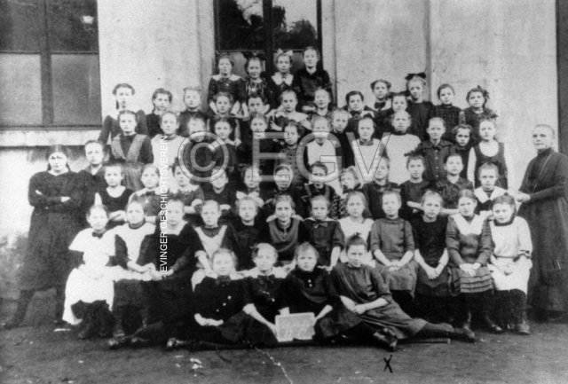 Klasse der Elisabeth-Schule mit Lehrerin Frau Schüler, 1919