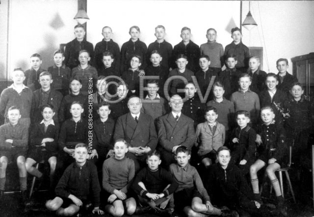 Klasse der Elisabeth-Schule mit Rektor Kossmann und Konrektor Kellermann, 1938