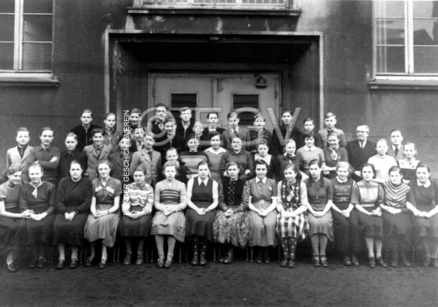 Klasse der Elisabeth-Schule mit Rektor Höring und Lehrer Winkler, 1953