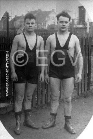 Ringerabteilung Eintracht-Eving-ASV; in den 20-er Jahren in Übungsort Saal Franke. Von links Fritz und Rudolf Jährling