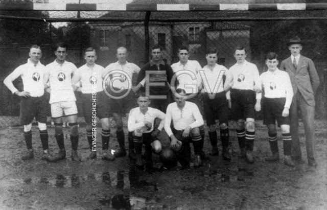 Fußballmannschaft Westfalia-Eving-09, auf dem Sportplatz an der Bergstraße; um 1930