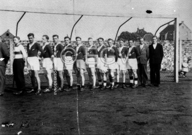Handballverein Phöenix, auf dem Sportplatz am Lindenhorster Straße (nahe der Firma Daume), um 1930