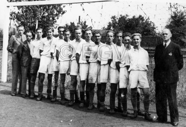 Jugend-Mannschaft von Tus-Eving-Lindenhorst auf dem Eckey-Sportplatz, mit Trainer Erich Rösner. Im Jahre 1947