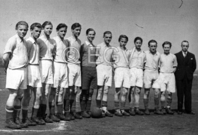 Jugend-Mannschaft von Tus-Eving-Lindenhorst auf dem Eckey-Sportplatz, mit Trainer Erich Rösner. Im Jahre 1952