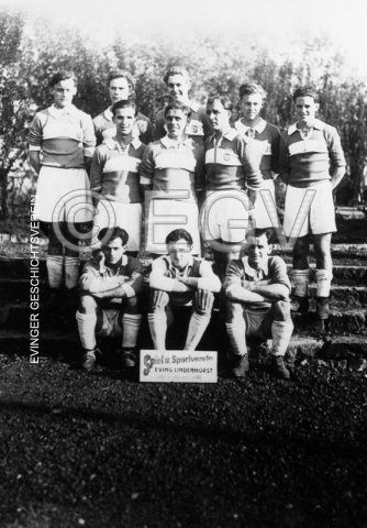1e Mannschaft SuS-Eving-Lindenhorst auf dem Eckey-Sportplatz, um 1948.