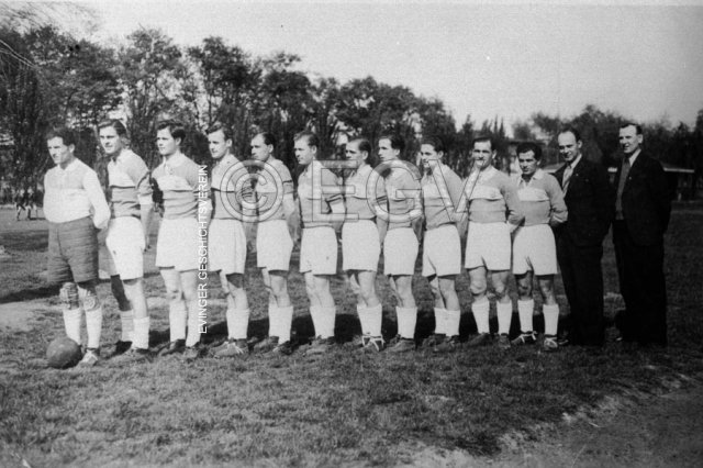 1e Mannschaft SuS-Eving-Lindenhorst auf dem Eckey-Sportplatz, um 1951.