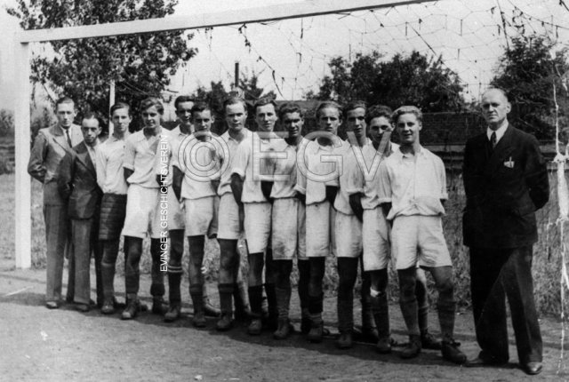 Jugendmannschaft Eving-Lindenhorst auf dem Eckey-Sportplatz, um 1948.