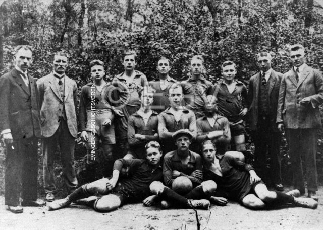 Fußballmannschaft, um 1925.