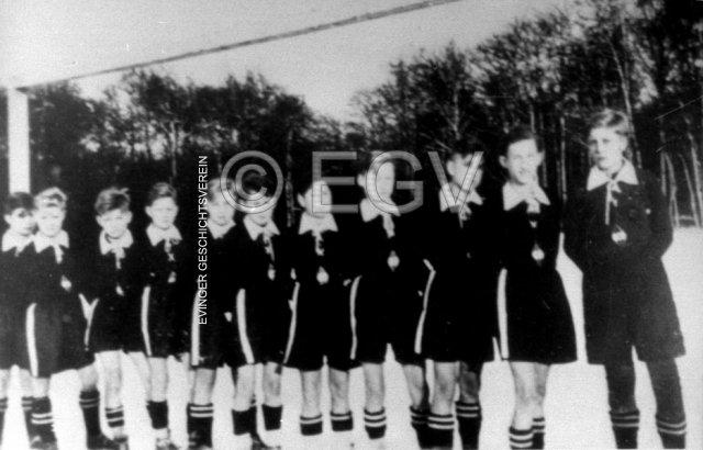 Schüler von Westfalia-09-Eving auf dem Sportplatz an der Bergstraße, in Dezember 1941.